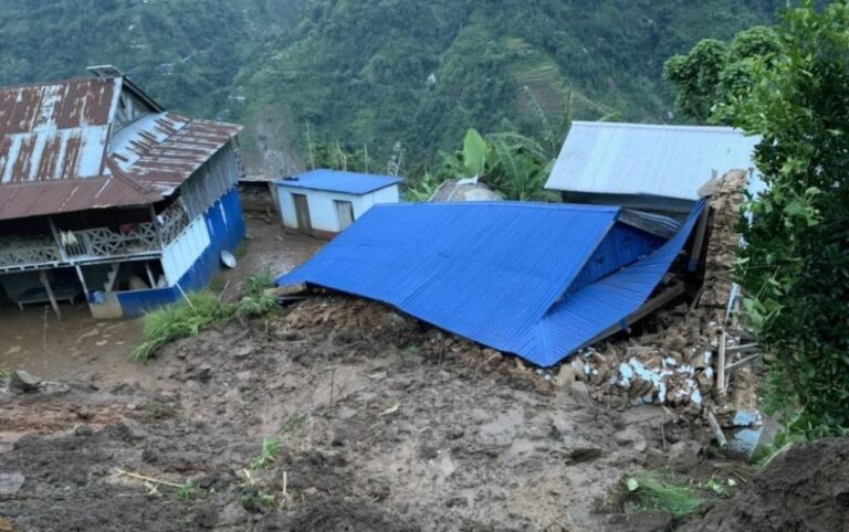 पहिरोले घर पुर्‍यो, भित्र फसेका तीन जनाको सकुशल उद्धार