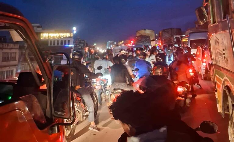 वर्षा रोकिएपछि सडकमा उर्लियो सवारीको लर्को, छोटो दुरी पार गर्न लाग्यो २ घण्टा