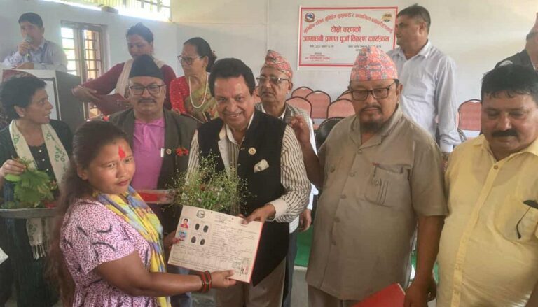 बर्दघाटमा सांसद विनोद चौधरीले गरे लालपुर्जा वितरण