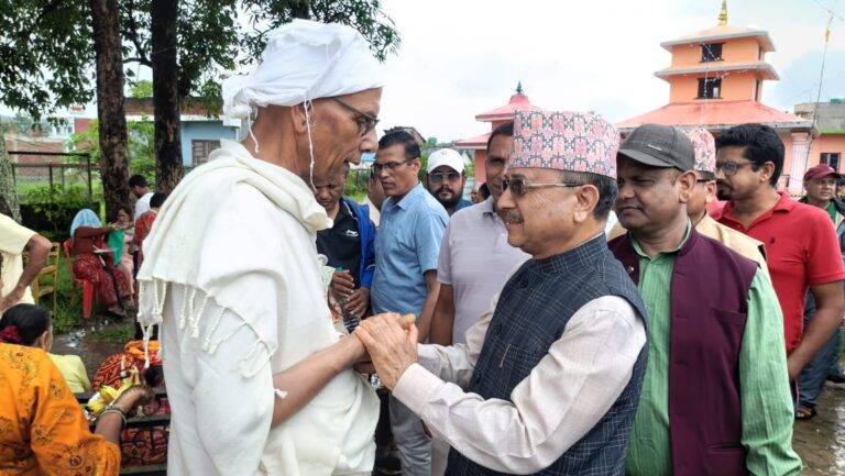 नेता हृदयराम थानीको मातृशोकमा समवेदना व्यक्त गर्न उपसभापति खड्का सुर्खेतमा