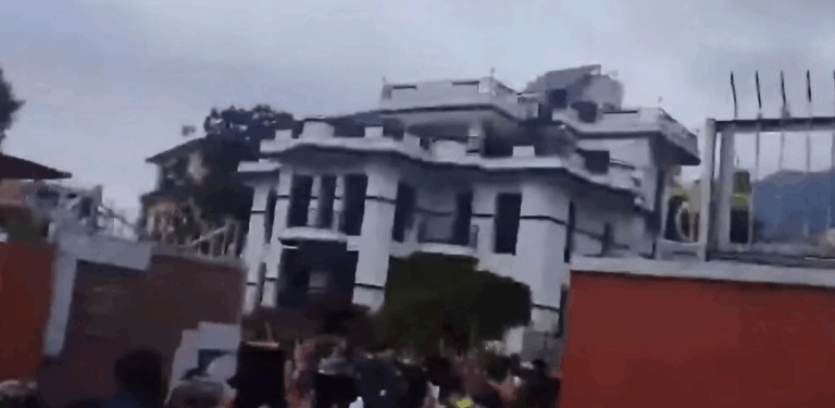 प्रदर्शनकारीको आक्रोश नियन्त्रण बाहिर : कांग्रेस सभापति देउवाको घरमा तोडफोड, लेखकको घरमा आगजनी