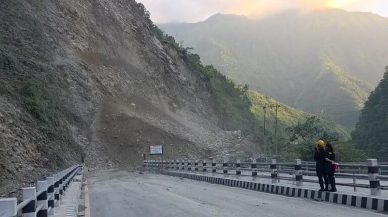 मुग्लिन-नारायणगढ खण्डको पहिरोले यात्रुहरू अलपत्र, सडक खुलाउने प्रयास जारी