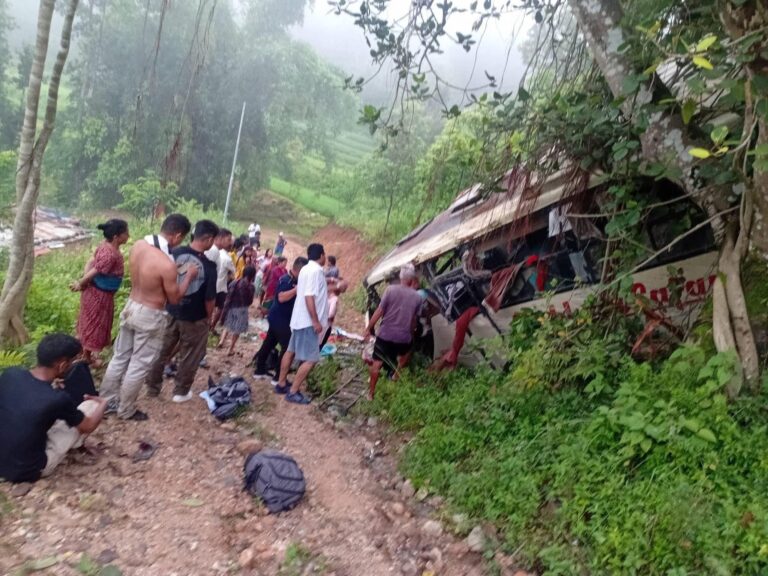 काठमाडौँबाट गोरखा जाँदै गरेको रात्रिबस दुर्घटना, १५ जना घाइते
