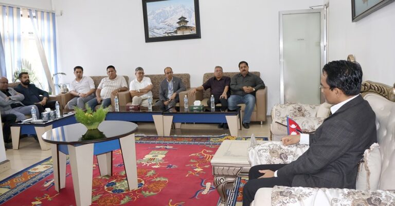 पछिल्लो घटनाक्रमको असरबारे गभर्नर पौडेलद्वारा उद्योगी व्यवसायी र बैंकर्सहरुसँग छलफल