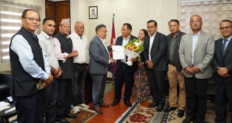 निर्माण व्यवसायीलाई मन्त्री घिसिङको चेतावनी- ‘काम नगर्नेको ठेक्का तोडिनेछ, अन्याय कसैलाई हुनेछैन’