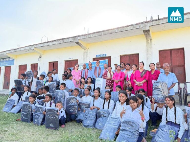 एनएमबि बैंकद्वारा श्री अमर जैन विद्यालयमा स्कूल ब्याग र वाटर डिस्पेन्सर हस्तान्तरण