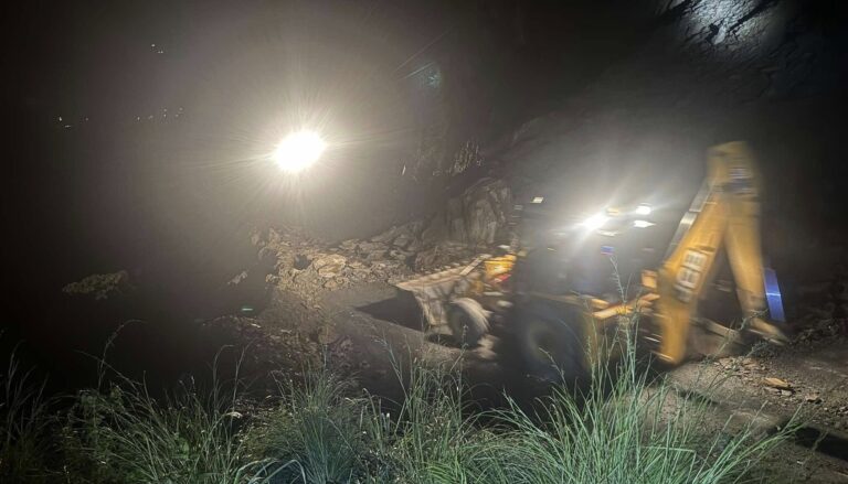 तुइन खोलाको पहिरो पन्छाउन समय लाग्ने, वैकल्पिक मार्ग प्रयोग गर्न आग्रह