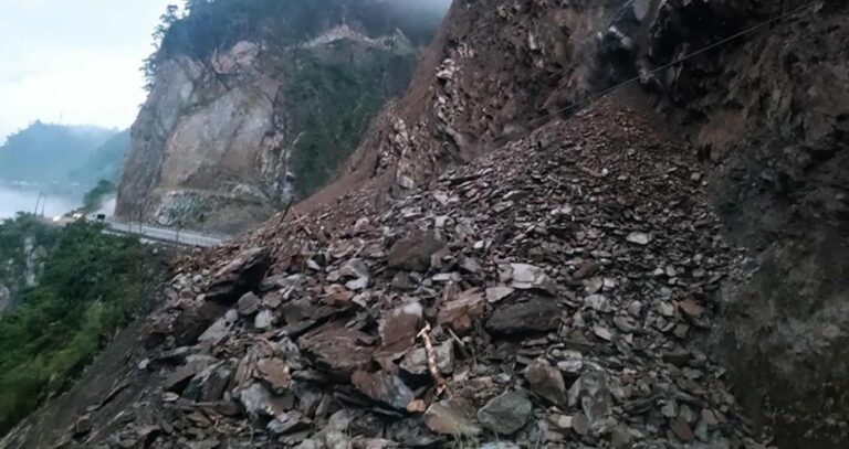मुग्लिन-नारायणगढ सडक फेरि अवरुद्ध