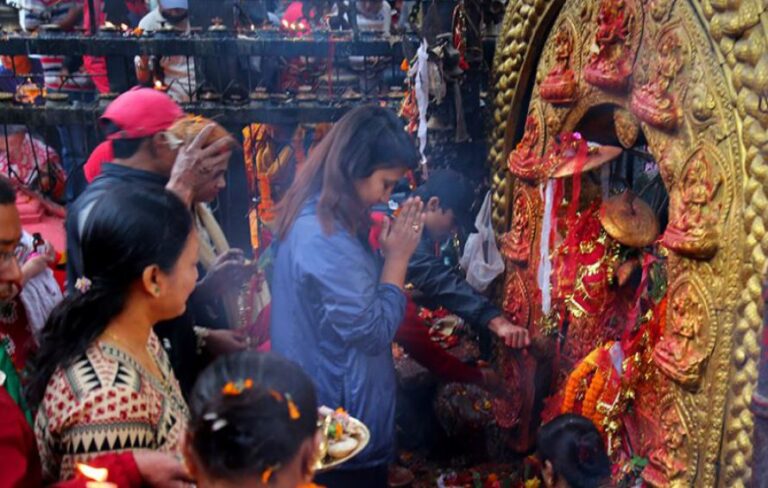 महागौरीको पूजा आराधना गर्दै महाअष्टमी पर्व मनाइँदै, शक्तिपीठहरूमा भक्तजनको घुइँचो
