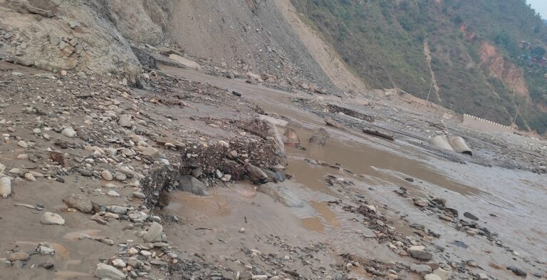 बीपी राजमार्ग अवरुद्ध : यात्रुहरू अलपत्र, सडक खुल्न समय लाग्ने