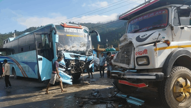नेपालगञ्जबाट आउँदै बस धादिङमा र टिपर ठोक्किए, ११ जना घाइते