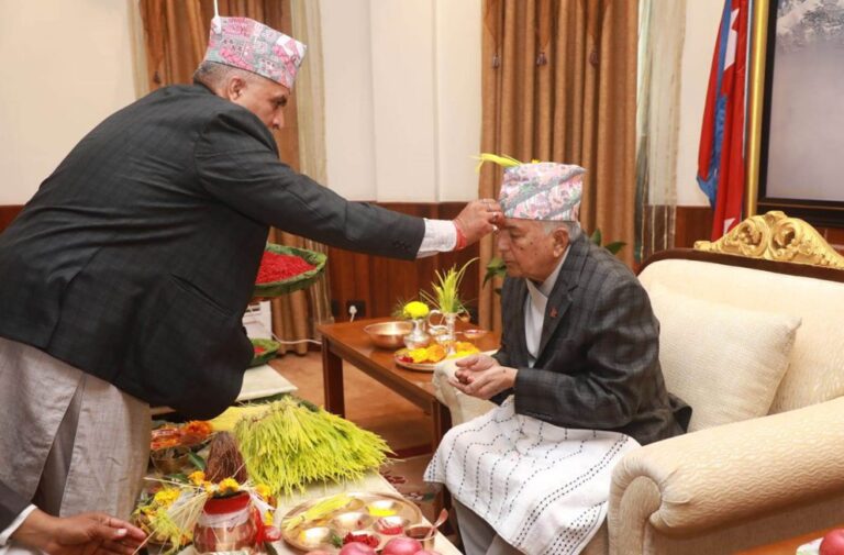 राष्ट्रपति पौडेलले पुरोहितबाट लगाए दशैँको टीका