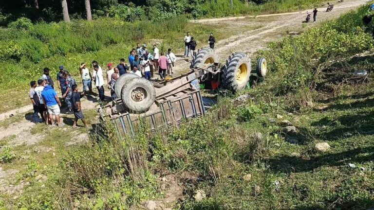 कैलालीमा मलामी बोकेको ट्र्याक्टर दुर्घटना: तीनको मृत्यु, नौ घाइते