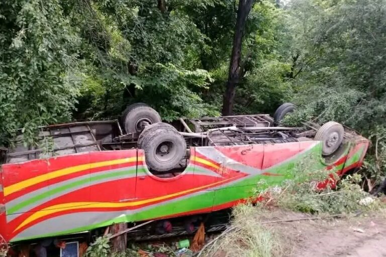 धनगढीबाट काठमाडौं आउँदै गरेको बस कपिलवस्तुमा पल्टियो