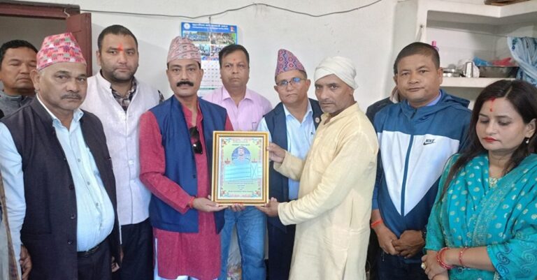 भीमदत्तद्वारा इजरायलमा मारिएका विपिनको परिवारलाई २ लाख सहयोग, चोक निर्माणको घोषणा