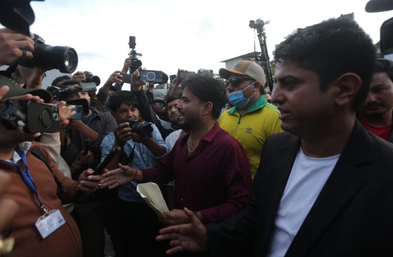 बालेन र सुदनविरुद्ध जाहेरी लिएर काठमाडौं प्रहरी परिसर पुग्यो अनेरास्ववियु, तोडफोड र आगजनीको आरोप