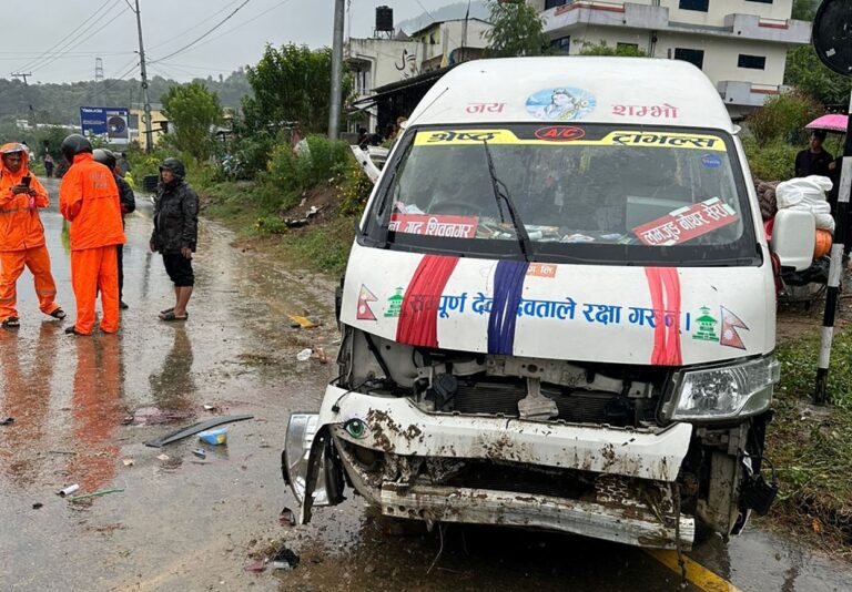 माइक्रो बस दुर्घटना अपडेट : एक जनाको मृत्यु