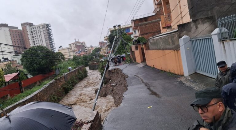 काठमाडौंमा स्युचाटार खोलाको कटानले बाटो भासियो, खोला घरनजिकै पुग्यो