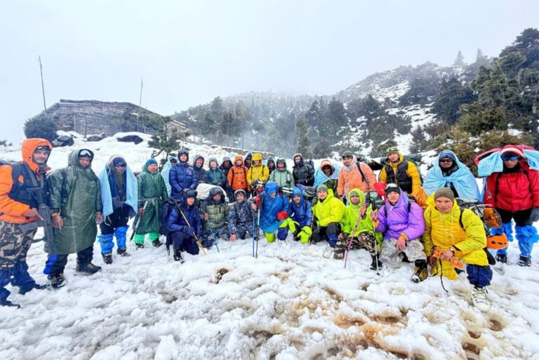 तिलिचो बेस क्याम्पमा ५ दिनदेखि फसेका ११ पर्यटकको सफल उद्धार