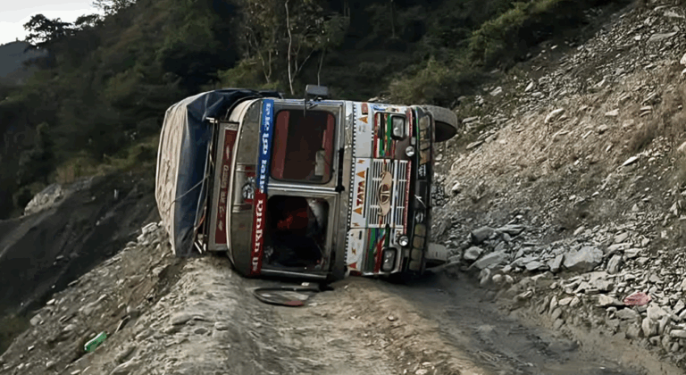 कान्तिलोकपथमा ‘ब्रेक फेल’ भएर औषधि बोकेको ट्रक पल्टियो, सवारी आवागमन ठप्प