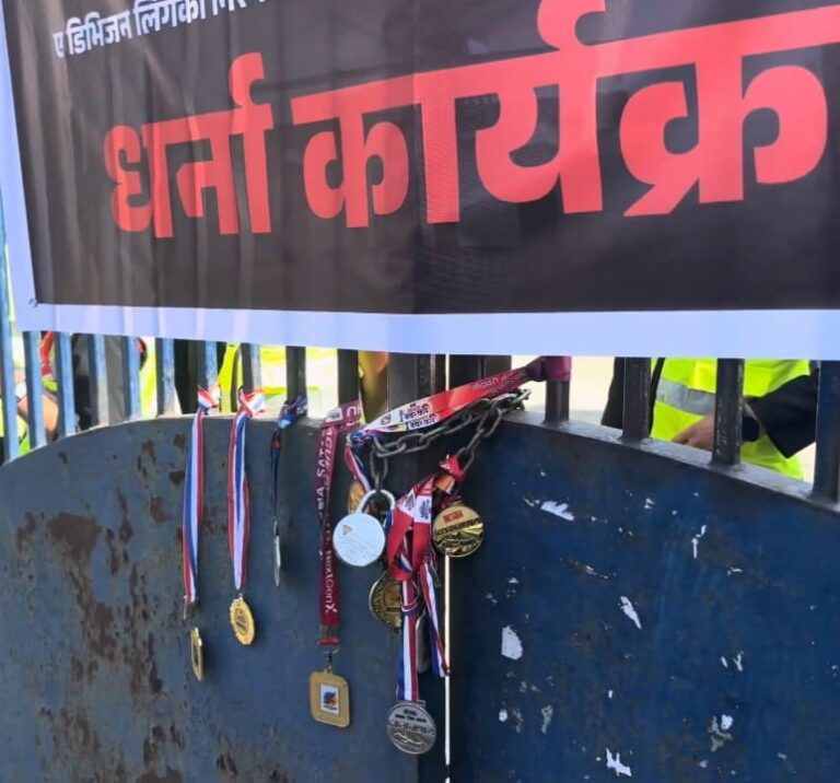 खेलाडीहरु उत्रिए सडकमा, मैदानमा सन्नाटा