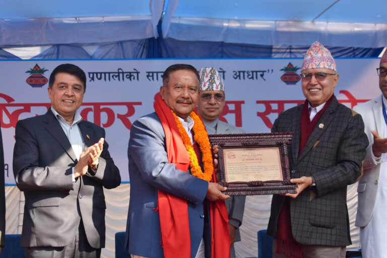 सबैभन्दा बढी कर तिर्ने मीनबहादुर गुरूङ भन्छन्- ‘म डुबे बैंक डुब्छ, रोजगारी गुम्छ, त्यसैले थप मेहनत गरेको छु’