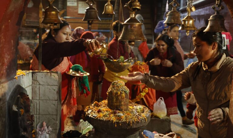 बालाचतुर्दशी : शिवालयहरूमा शतबीज छर्नेहरूको भीड