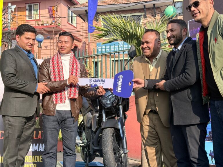 हिमालय रोडिज सिजन ७ का विजेता अनिश तामाङलाई यामाहा  हस्तान्तरण