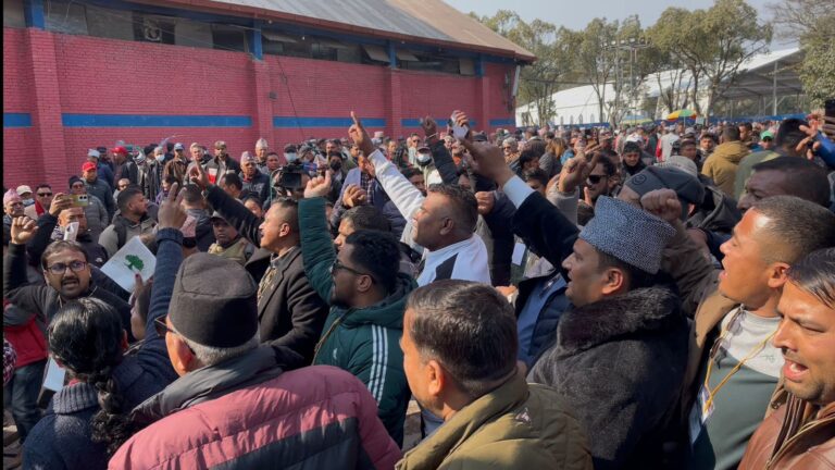 नेपाली काङ्ग्रेसको विशेष महाधिवेशन स्थलमा नाराबाजी (तस्बिर सहित)