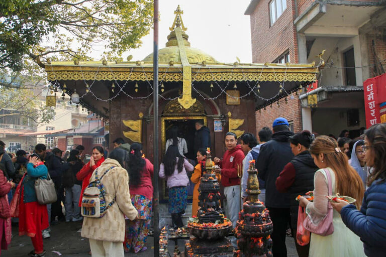 सरस्वती मन्दिरमा पुजा गर्दै भक्तजनहरु  (फोटो फिचर)