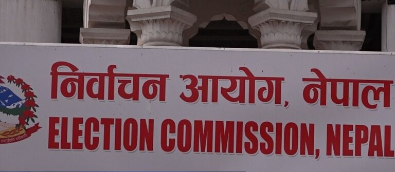 निर्वाचनको तयारीबारे जानकारी दिन पत्रकार सम्मेलन गर्दै निर्वाचन आयोग