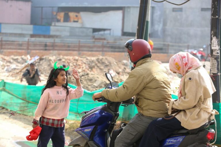 महाशिवरात्रिका अवसरमा डोरीले बाटो छेकेर दान संकलन गर्दै बालबालिका (तस्विरहरु)