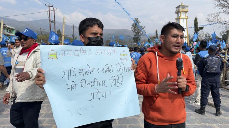 ‘जितेनन् भने बिहे गर्दिनँ’ : सुर्खेतमा बालेन–रवि समर्थकको अनौठो क्रेज (तस्विरहरू)