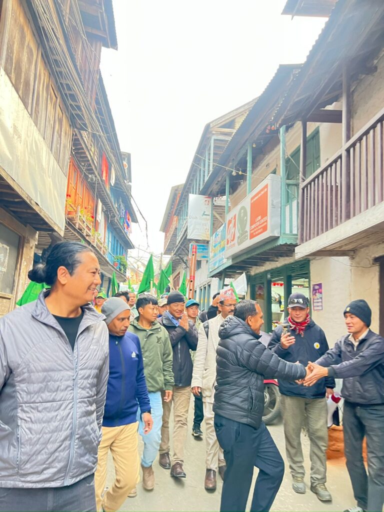 संखुवासभाको चैनपुर बजारमा अध्यक्ष घिसिङसहित घनश्याम राई घरदैलो कार्यक्रममा