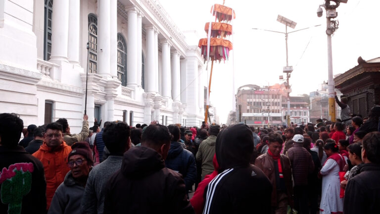 आज बसन्तपुरमा चीर ठड्याइएसँगै होली पर्वकाे आरम्भ