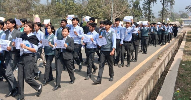 सुर्खेतमा विद्यार्थीहरुले गरे  इनिशाको न्यायको माग गर्दै प्रदर्शन