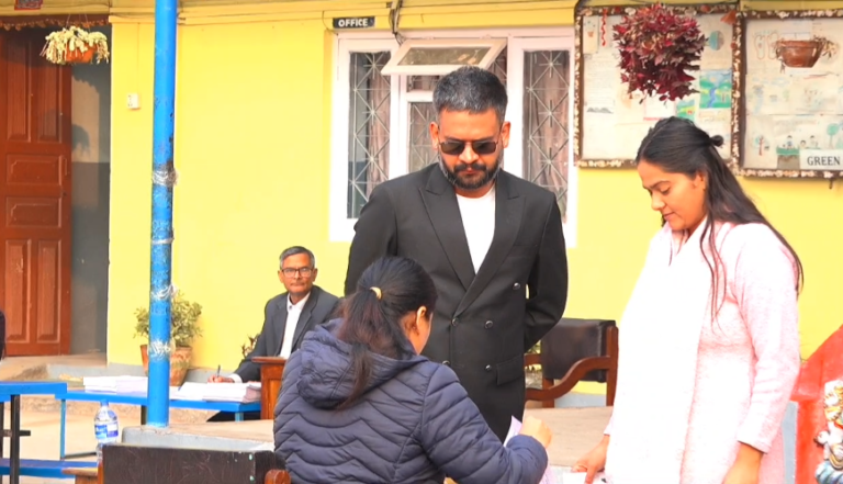 बालेन शाहले तीनकुनेको अन्नपूर्ण विद्यालय केन्द्रबाट गरे मतदान