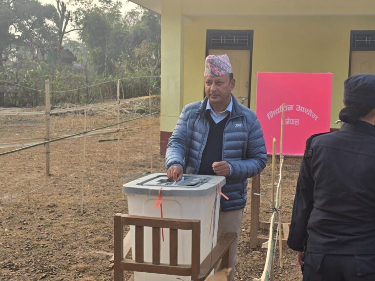 धर्मदेवी नगरपालिका-८ मा पूर्व ऊर्जामन्त्री दीपक खड्काद्वारा मतदान