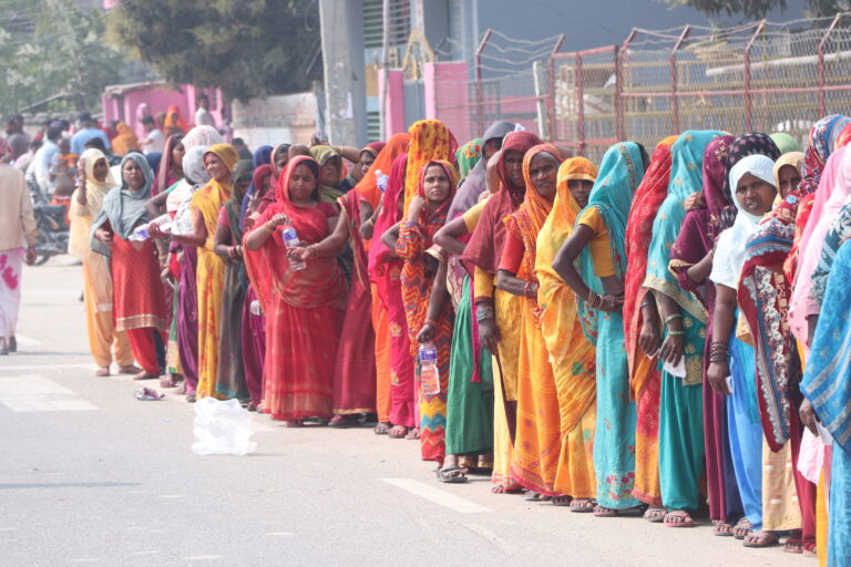 धनुषामा उत्साहका साथ मतदान हुँदै (तस्विरहरू)