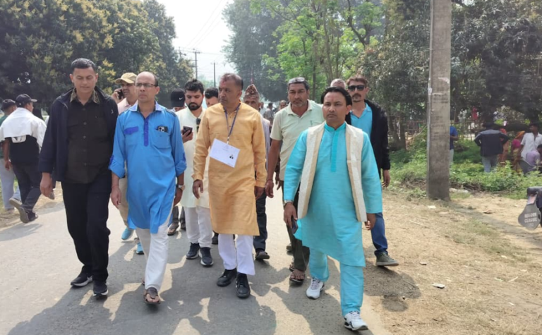 सर्लाही पुगेर गगनले गरे मतदान केन्द्रको निरीक्षण