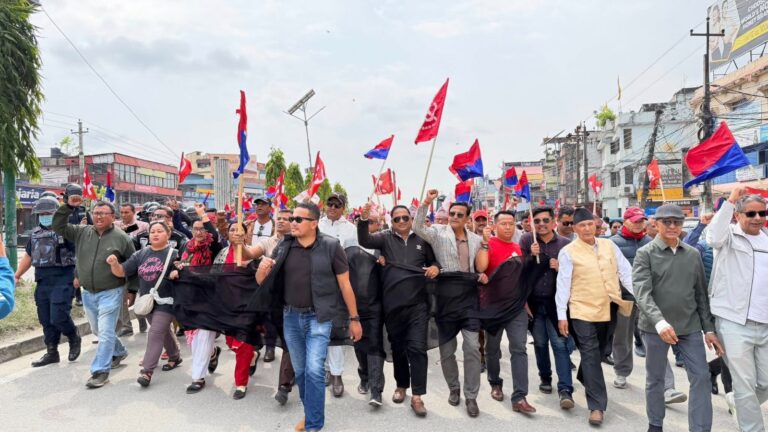 सरकार विरुद्ध झापामा सडकमा उत्रियो एमाले
