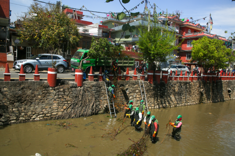 विश्व जल दिवसका अवसरमा धोवी खोलामा सरसफाई (फोटो फिचर)