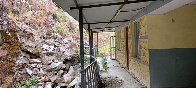 रामेछापमा सञ्चालनमा नआउँदै भत्कियो प्रसूति केन्द्रको भवन