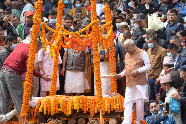 केपी शर्मा ओलीका पिता मोहनप्रसाद ओलीको पशुपति आर्यघाटमा अन्तेष्टि