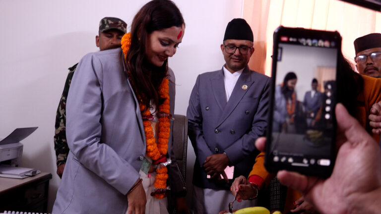 पदबहाली गर्दै स्वास्थ्य तथा जनसंख्या र खानेपानीमन्त्री मेहताले भनिन्ः नातावाद, कृपावादबाट टाढा हुनुपर्छ