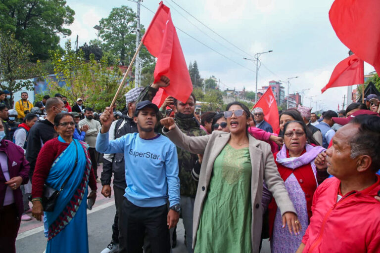 दोस्रो दिन माइतीघरमा ओलीको रिहाइको माग गर्दै कार्यकर्ता एवम समर्थकहरुले गरे प्रदर्शन (तस्बिरहरु)