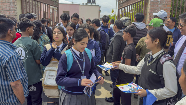 परीक्षा केन्द्रमै नोबेल एकेडेमीको प्रचार, परीक्षा दिइरहेका विद्यार्थी प्रभावित