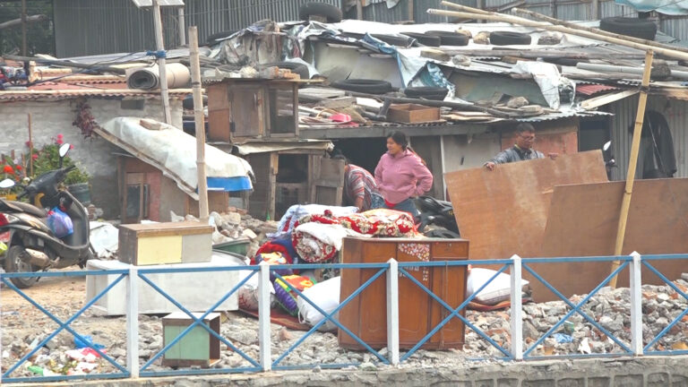 डाेजर चल्ने हल्लापछि बस्ती खाली गर्दै सुकुम्बासी (तस्बिर सहित)