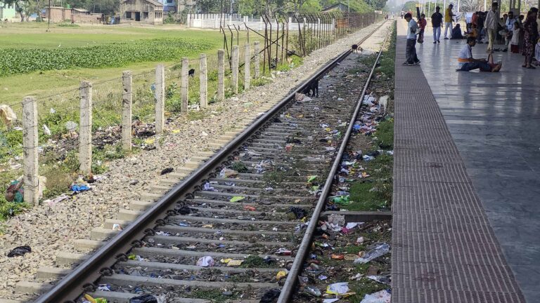नेपालमा रहेकाे एक मात्र रेल्वेकाे अवस्था अस्तव्यस्त (तस्विरमा)