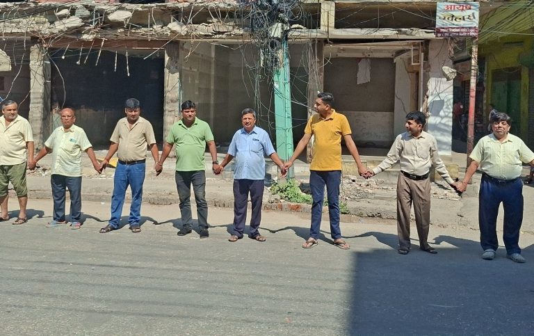 वीरगन्जमा भयाे विभेदकारी सडक विस्तारको विरोधमा प्रदर्शन